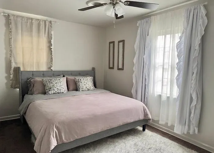 Holiday home Lux Modern 3br King Bed Smart Tv Petfriendly *