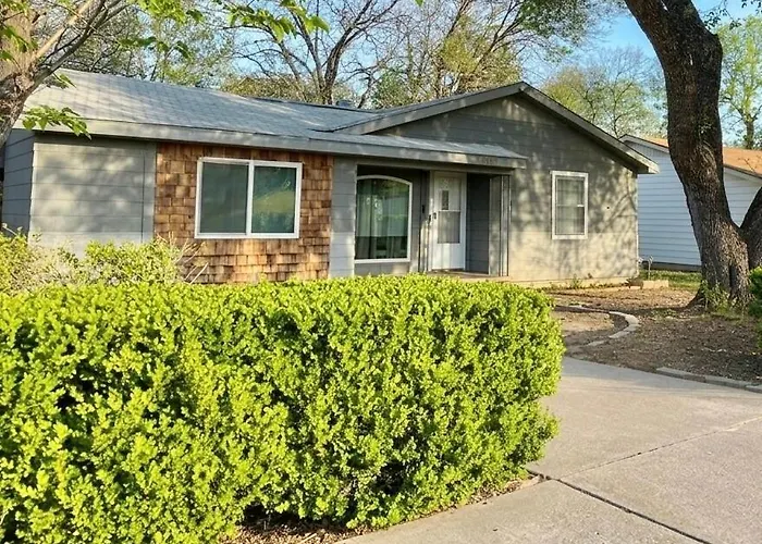 Lux Modern 3br King Bed Smart Tv Petfriendly Holiday home *