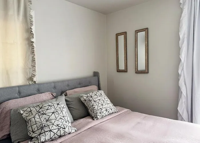 Lux Modern 3br King Bed Smart Tv Petfriendly Holiday home *