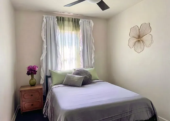 Holiday home Lux Modern 3br King Bed Smart Tv Petfriendly