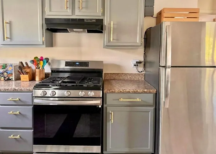 Lux Modern 3br King Bed Smart Tv Petfriendly