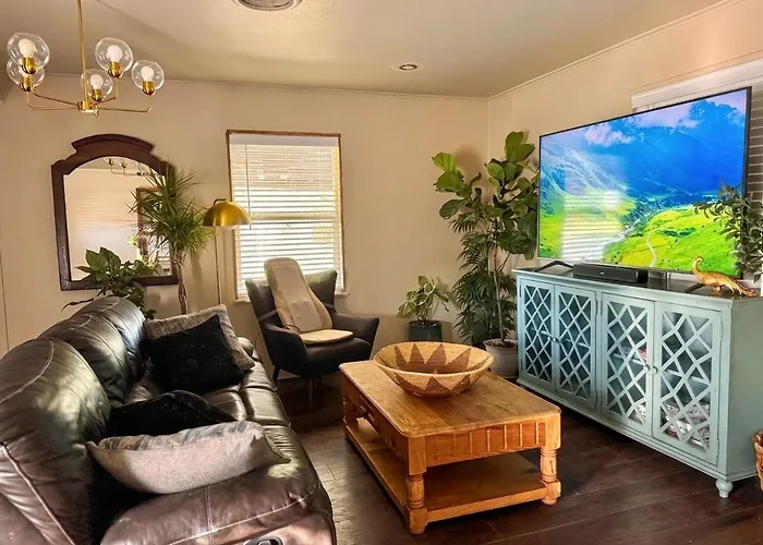 Lux Modern 3br King Bed Smart Tv Petfriendly