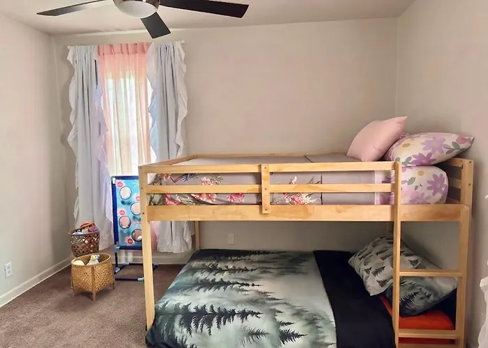 Holiday home Lux Modern 3br King Bed Smart Tv Petfriendly